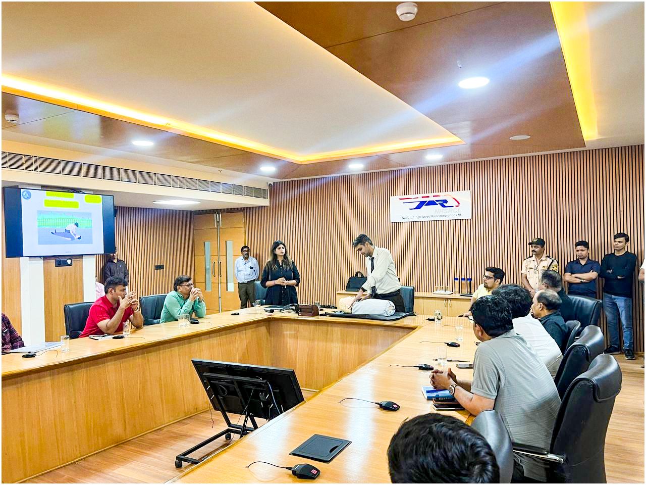 અમદાવાદ કાર્યાલય ખાતે કોમ્પ્રેશન-ઓનલી લાઇફ સપોર્ટ (COLS) પર CPR તાલીમ સત્ર યોજાયો, જેમાં કર્મચારીઓને આપત્તિજનક પરિસ્થિતિઓમાં આત્મવિશ્વાસથી પ્રતિસાદ આપવા માટે મહત્વપૂર્ણ જીવનરક્ષક કૌશલ્યો આપવામાં આવ્યા
